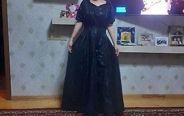 eclat la violette parfüm: Qara rəngdə, zərli parıltılı uzun ziyafət geyimi. - Model: döşəməədək — 3