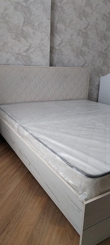 lovhe: Ağ ağac rəngində korpus və yumşaq, quilted naxışlı başlıqla iki — 2