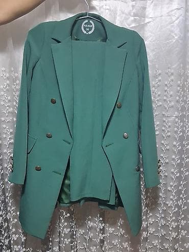 Qadın dəst – yaşıl rəngdə, iki cərgəli düyməli blazer və eyni rəngdə