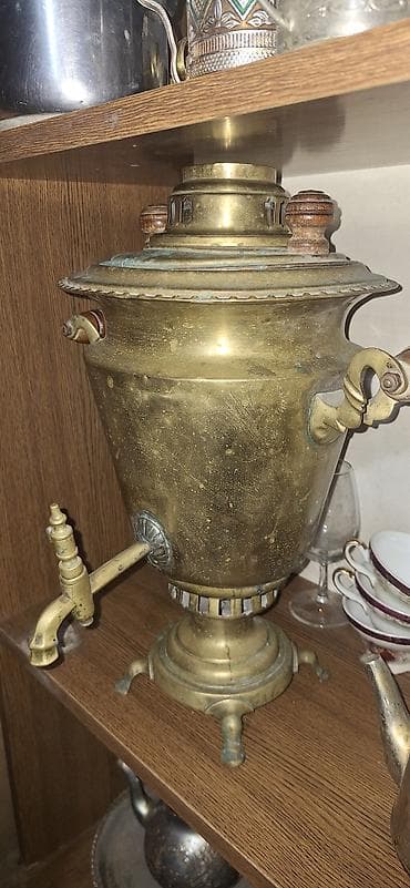 Antik pirinç samovar - Material: bürünc/pirinç gövdə, taxta qol və