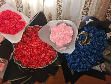 15 yas tortlari: Saten lentlərdən hazırlanmış, qızılı kəpənəklərlə bəzədilmiş gül — 5