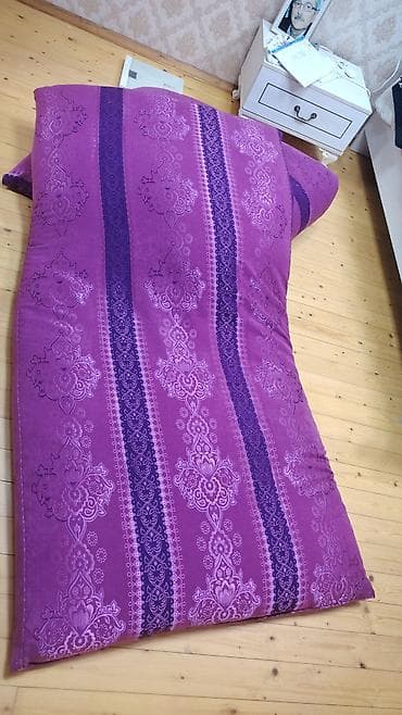 sisme yataq: Bənövşəyi rəngdə, naxışlı döşək/futon tipli yer döşəyi. - Material — 1