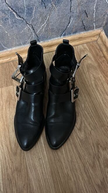 женские ботинки челси: Qadın üçün qara dəri qısa çəkmə PullAnd Bear Marka - Model: kəsikli — 2