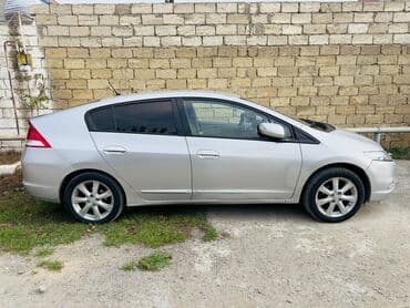Motonəqliyyat: Honda Insight Hybrid – gümüşü rəng, 5 qapılı hetçbek. Xüsusiyyətlər — 6