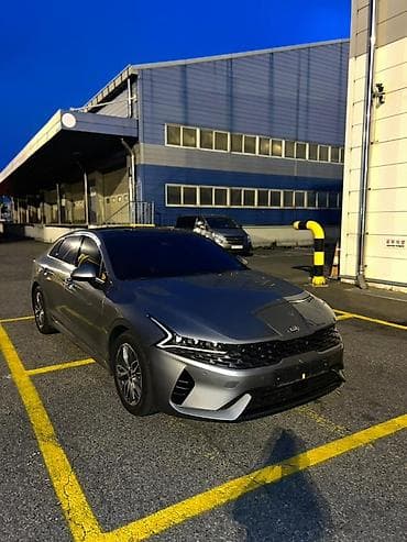 Nəqliyyat: Kia K5 – müasir sedan Xarici: - Gümüş rəngli kuzov, idman üslubunda — 10