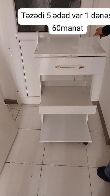 Ağ rəngli funksional təkərli servis/stolüstü dolab. Xüsusiyyətlər: - at lalafo.az Ağ rəngli funksional təkərli servis/stolüstü dolab. Xüsusiyyətlər: -