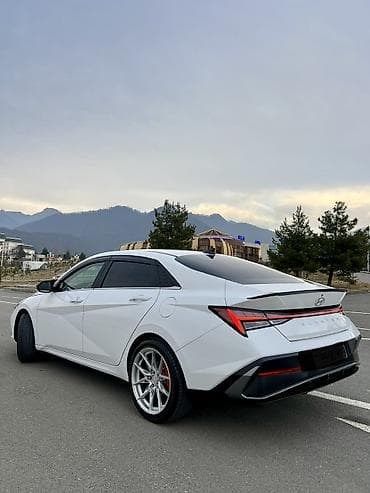 opel astra 2000: Hyundai Elantra: 1.6 l | 2024 il Sedan — 6