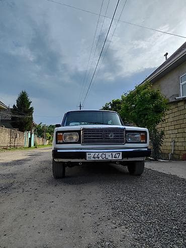VAZ 2107 sedan – ağ rəng, 4 qapı, arxa ötürücülü klassik kuzov — 2