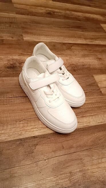 детские кожаные кроссовки: Ağ rəngdə, cüt bağcıqlı və bir tək cırt-cırt bərkidicisi olan idman — 2