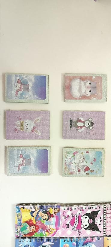 rəngli qələmlər: Qiymət- böyük spiral dəftərlər 2 azn, balaca zərli bloknotlar 1.50(3 — 2