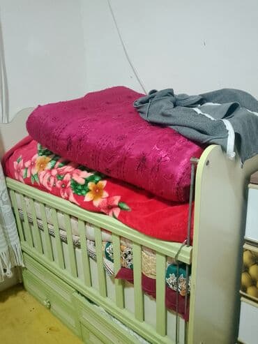 Məişət məhsulları: Oğlan üçün, İşlənmiş, Dördbucaq, Beşik, Dəstsiz, Matras ilə, Yellənmə mexanizm ilə — 2