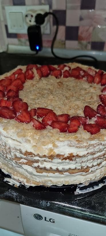 samovar cay: Ev şəraitində hazırlanmış Napaleon tortu – üstü təzə çiyələkli. 2 kg — 2