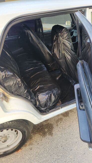 jiquli: Vaz 2107, ağ rəngli sedan Texniki xüsusiyyətlər: - Ban tipi: sedan, 4 — 5