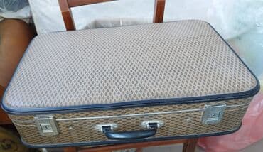 Нарды: Naxışlı səthə malik, qəhvəyi rəngli vintaq çamadan. Çamadanın qara — 2