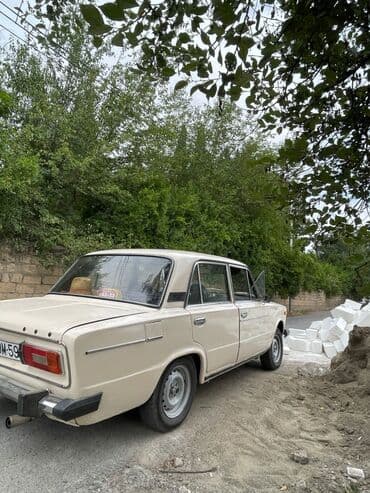 ваза напольная стеклянная высокая без узора: Model: VAZ 2106 sedan Xüsusiyyətlər: - Rəng: ağ, 4 qapı - Mexaniki — 5