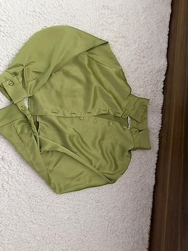 İkinci el Zeytun-yaşıl rəngdə, parlaq atlas effektli qadın köynəyi. - — 1