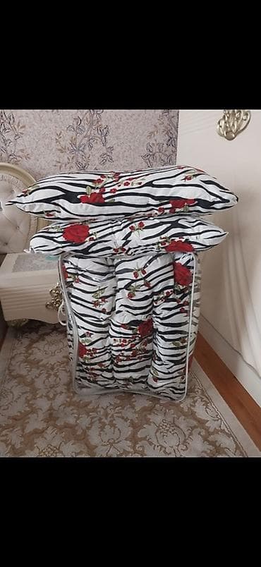Zebra naxışlı, qırmızı gül detallı yataq dəsti. - Tərkib: 1 ədəd