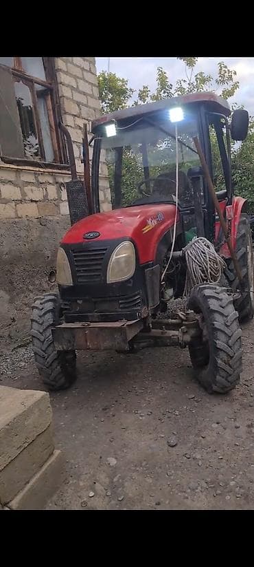 Traktor YTO 404 – 4x4, kabinli, qırmızı rəng - Təxmini model: YTO 404