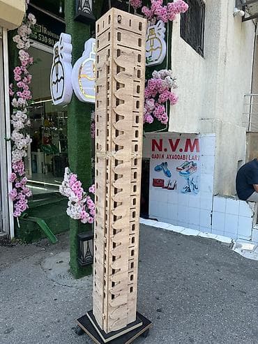 Eynek vitrini stendi tam sayini bilmirik ama coxlu eynekler gedir — 2