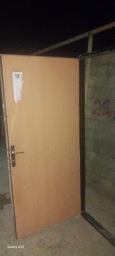 kale: Dəmir qapı satılır eni 0 98 sm hündürü 2.06 sm dir.Qırığı çürüyü pası — 1