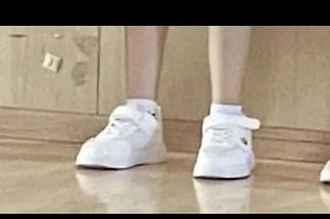 Ağ rəngli uniseks idman ayaqqabısı - Minimalist dizayn, gündəlik