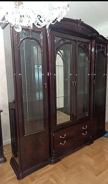 Klassik üslubda vitrinli bufet - Material: tünd qoz rəngli massiv