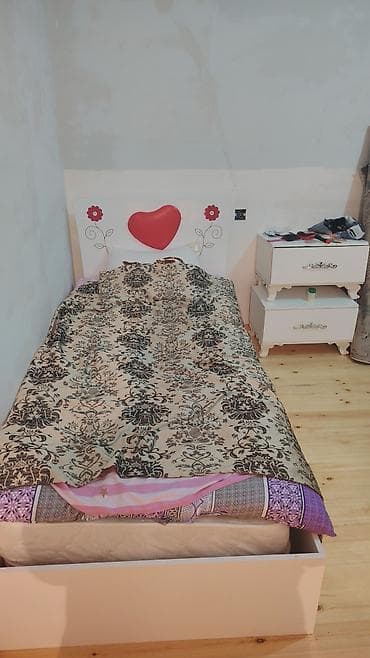 Uşaq/yeniyetmə otağı üçün mebel dəsti Tərkibi: - 3 qapılı şkaf – — 2
