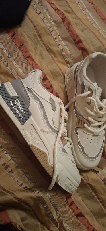 Ağ/krem rəng palitrasında uniseks idman ayaqqabısı. - Üst hissə