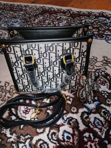 yuxuda sırğa hədiyyə almaq: Əl çantası, Dior — 1