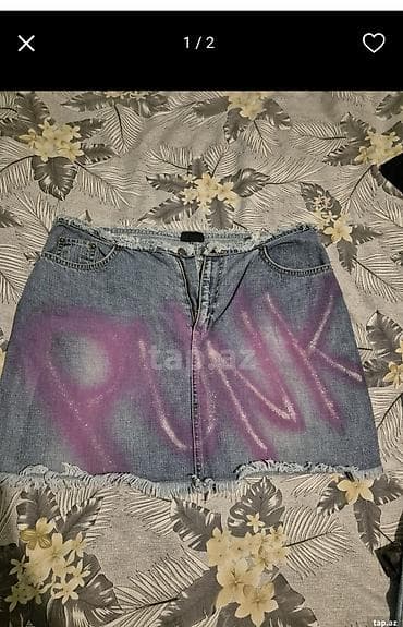 Denim ətək – ön hissədə bənövşəyi aerozol boyama ilə “PUNK” yazısı. -