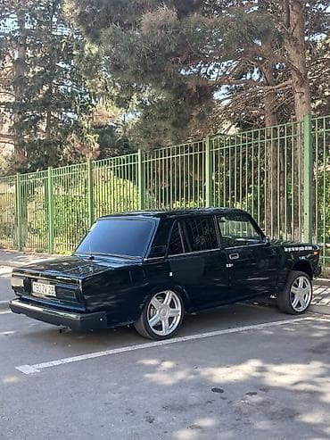 nasos satisi: VAZ 2107 sedan – fərqli vizuallaşdırılmış klassik model - Kuzov: qara — 4