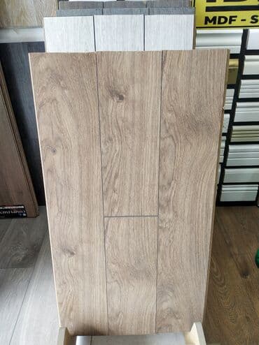 laminant: Ağac naxışlı laminat döşəmə paneli. Bu panel, evdə və ya ofisdə — 1