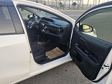 tesla disk: Toyota Aqua (hibrid) – ağ rəng, 5 qapılı hetçbek. Texnologiya və — 4