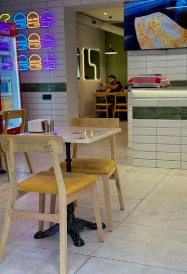 Fast food restoranı geniş çeşidli menyu təklif edir. Menyuya salat