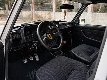 lada dinama: VAZ 2107, ağ rəngli sedan Xüsusiyyətlər və detallı təsvir: - Korpusu — 3