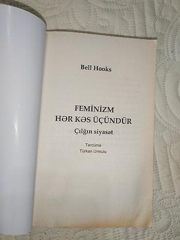 Книги и журналы: Bell Hooks – “Feminizm hər kəs üçündür: Çılğın siyasət” (Azeri dilində — 2