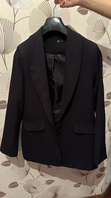 qara pencek: Qara rəngli klassik qadın blezeri - Model: şal yaxalı, bir düyməli. - — 2