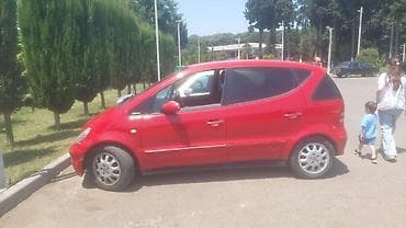kompressor teh: Mercedes-Benz A160, qırmızı həcmli şəhər hetçbeki. Xüsusiyyətlər: - — 4