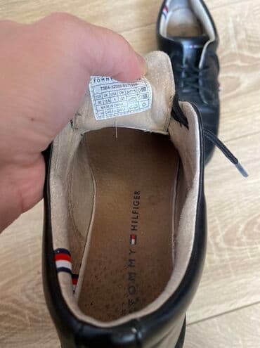 uşaq krosovkaları: Tommy Hilfiger brendindən olan qara rəngli uşaq krosovkaları. Bağcıqlı — 2