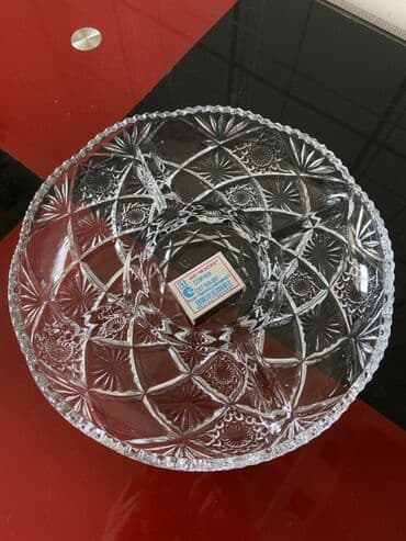 xrustal qab: Şüşədən hazırlanmış, beş bölməli servis boşqabı. Mərkəzi hissəsi də — 2