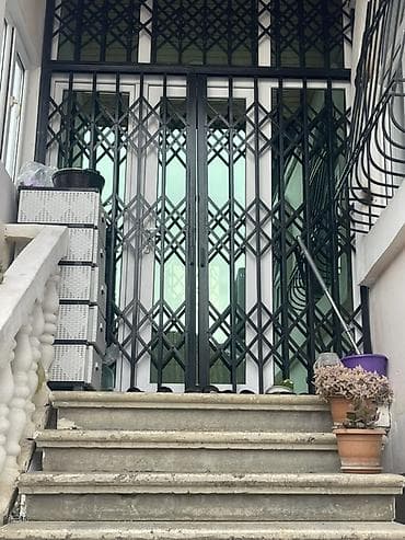 Dekorativ divar panelləri: Her ikisi satılır 2-3 ayındı, qapı iki şüşelidir, güzgülüdü. Metall — 2