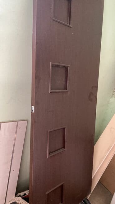 pol taxta: Mebel qapısı – taxta/laminat səthli, tünd qəhvəyi rəngdə. Minimalist — 2