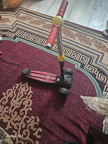 Uşaq skuterı – 3 təkərli - Rənglər: qara korpus, qırmızı deklik və