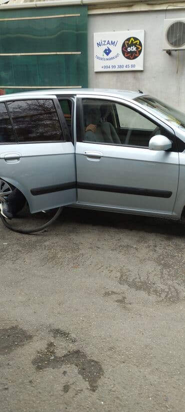 Кулоны и подвески: Hyundai Getz, gümüşü rəng, 5 qapılı hetçbek. Xüsusiyyətlər: - Xarici — 4
