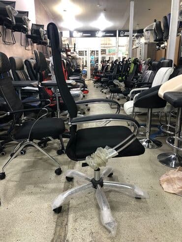 офисные кресла: Новый, С колесиками, Рукояти регулируются, Кожа — 12