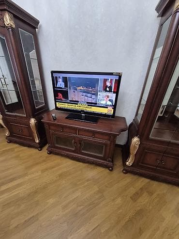 vitrin stend: Klassik dəst: qonaq otağı üçün vitrinlər və TV stendi 2ədəd vitrin və — 3