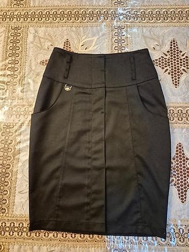 Куртки: Yüksək belli, qara rəngli qələm ətək. Ətəyin ön hissəsində düymə — 1