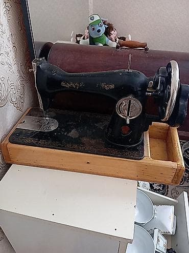 Mexaniki tikiş maşını – retro model - Korpus: dözümlü metaldan, qara