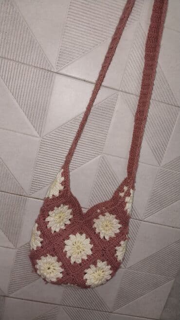 bud eritme: ** Летняя сумочка, связанная из мотивов узором "Ромашка". Цена — 1