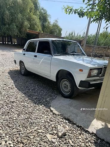 uaz 452 satilir: VAZ 2107, ağ rəng, sedan kuzov. Texniki xüsusiyyətlər: - Arxa — 1